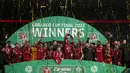 Pemain Liverpool merayakan dengan trofi piala Carabao Cup usai pertandingan Final Carabao Cup di Stadion Wembley, London, Senin (28/2/2022). Liverpool memenangkan adu penalti 11-10 setelah pertandingan berakhir imbang 0-0. (AP Photo/Alastair Grant)