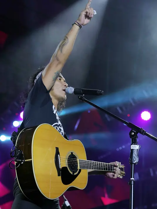 "Kami selalu mengedukasi setiap pertunjukan. Hidup tuh harus belajar terus. Kalau ada berantem bukan berarti musiknya dihentikan. Tapi penontonnya dihentikan," kata Bimbim di Jakarta Timur, Kamis (20/10) malam. (Deki Prayoga/Bintang.com)