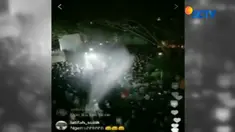 Para penonton saling dorong dan terjatuh hingga mengalami luka. 