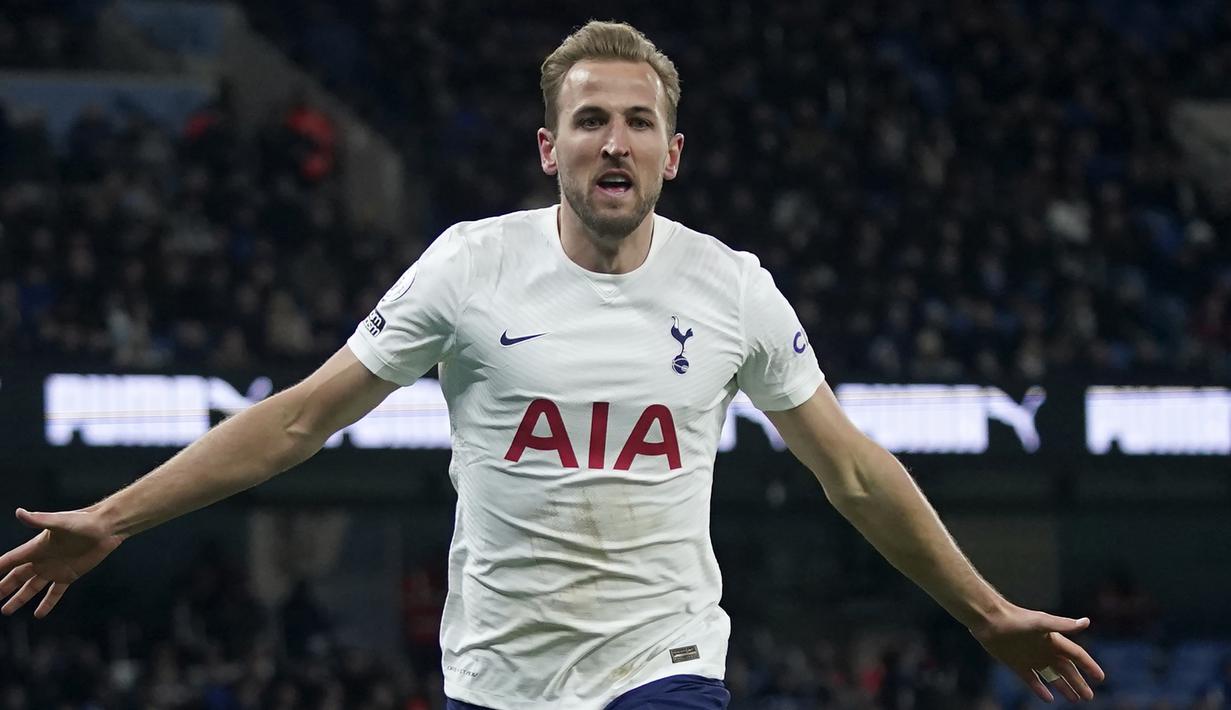 Pada menit ke-59 Tottenham Hotspur kembali unggul 2-1. Memanfaatkan serangan balik, Harry Kane dengan mudah menaklukkan Ederson Moraes usai memanfaatkan umpan matang Son Heung-min. (AP/Jon Super)