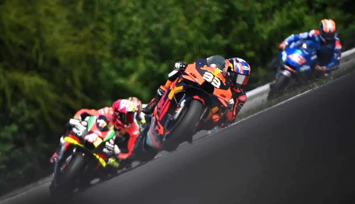Pembalap KTM asal Afrika Selatan Brad Binder (depan) beraksi dalam MotoGP Ceko di Sirkuit Masaryk, Brno, Republik Ceko, Minggu (9/8/2020). Brad Binder berhasil menjadi juara setelah menjadi yang tercepat di balapan yang digelar sebanyak 21 lap. (Joe Klamar/AFP)
