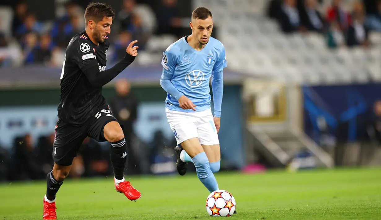 Pemain Malmo Veljko Birmancevic (kanan) berebut bola dengan pemain Juventus Rodrigo Bentancur pada pertandingan Grup H Liga Champions di Malmo New Stadium, Malmo, Swedia, Selasa (14/9/2021). Juventus menang 3-0. (Andreas Hillergren/TT News Agency via AP)