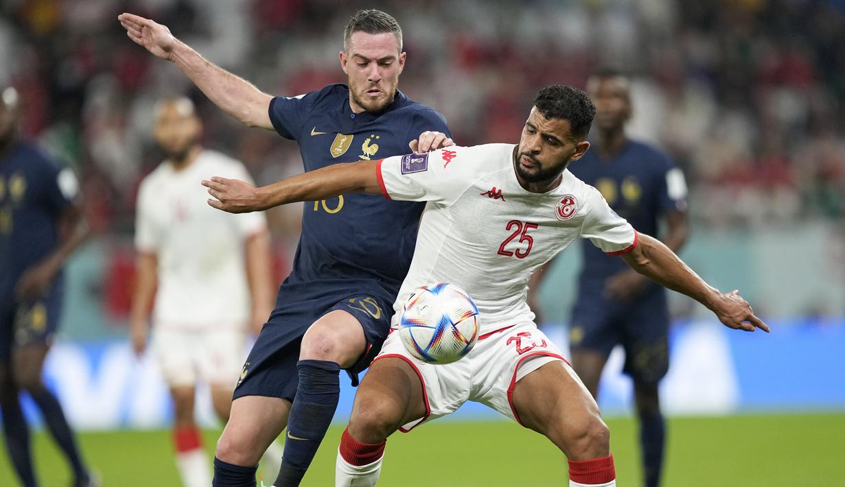 <p>Pemain Prancis, Jordan Veretout (kiri)&nbsp;berebut bola dengan pemain Tunisia,&nbsp;Anis Ben Slimane saat matchday ketiga Grup D Piala Dunia 2022 yang berlangsung di Education City Stadium, Rabu (30/11/2022). (AP/Martin Meissner)</p>