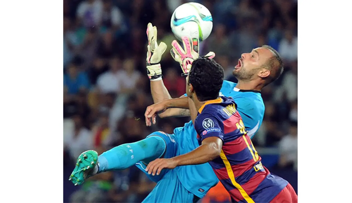 Kiper Sevilla, Mariano Barbosa berusaha mengamankan bola saat pertandingan melawan Barcelona pada laga UEFA Super Cup di Tbilisi, Georgia, Selasa (11/8/2015). Bercelona menang 5-4 atas Sevilla. (AFP Photo/Vano Shlamov)