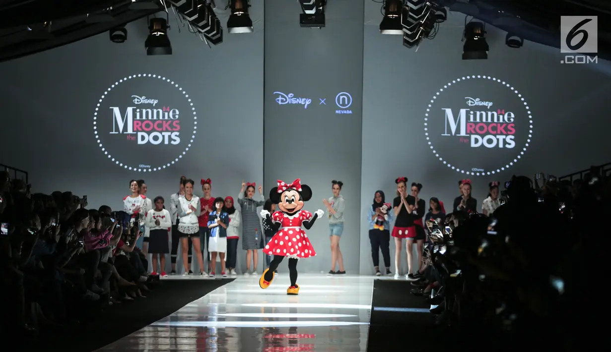 Model memperagakan baju koleksi Matahari Department Store pada ajang Jakarta Fashion Week 2018 di Senayan City, Selasa (24/10). Matahari menyajikan koleksi "Minnie Rocks The Dots" yang menggambarkan karakter Minnie Mouse. (Liputan6.com/Faizal Fanani)