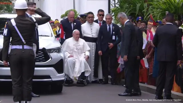 Pemimpin tertinggi Gereja Katolik Sedunia, Paus Fransiskus tiba di Istana Merdeka Jakarta, Rabu (4/9/2024)