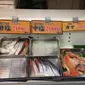 Pasar Tsukiji Tokyo Jepang menjajakan ikan segar yang sudah dipotong beberapa bagian yang siap disajikan ke piring hidangan. (Liputan6.com/Muhammad Radityo Priyasmoro)