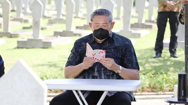 Jelang Ramadan, Ini 6 Momen SBY Kunjungi Makam Ani Yudhoyono
