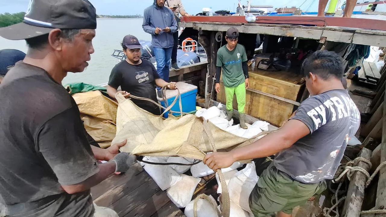 FOTO: TNI AL Gagalkan Penyelundupan Bijih Timah Ilegal di Selat Bangka