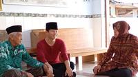 Tri Rismaharini (bu Risma) Calon Gubernur Jawa Timur Nomor 3 didampingi Mochammad Nur Arifin Calon Bupati Trenggalek, melakukan Safari Pondok Pesantren dalam Rangka Hari Santri Nasional, diterima oleh KH. Ahmad Sulaiman Zuhdi Pengasuh Pondok Pesantren Al Badar Kebonsari Gondang Tugu Trenggalek. (Liputan6.com/ Dok Ist)