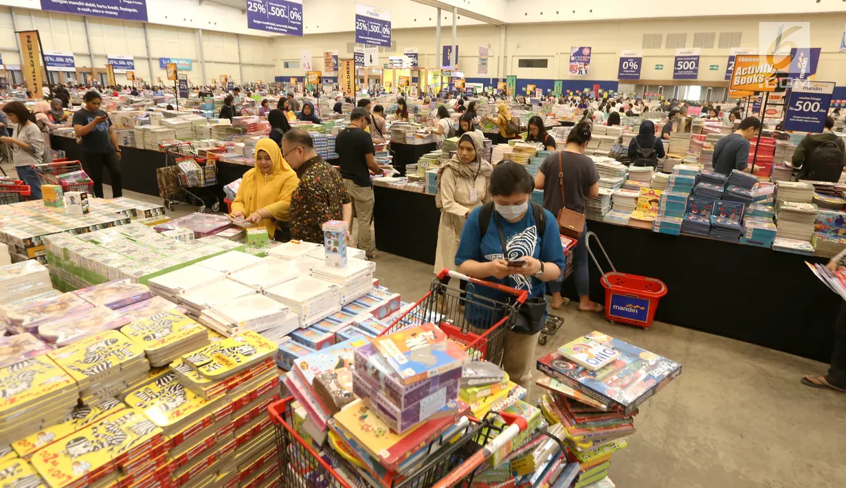 Pengunjung memadati pameran dan penjualan buku Big Bad Wolf di ICE BSD, Tangerang Selatan, Rabu (28/3). Pameran buku terbesar se-Asia Tenggara menyediakan 5,5 juta buku dengan potongan harga. (Liputan6.com/Fery Pradolo)
