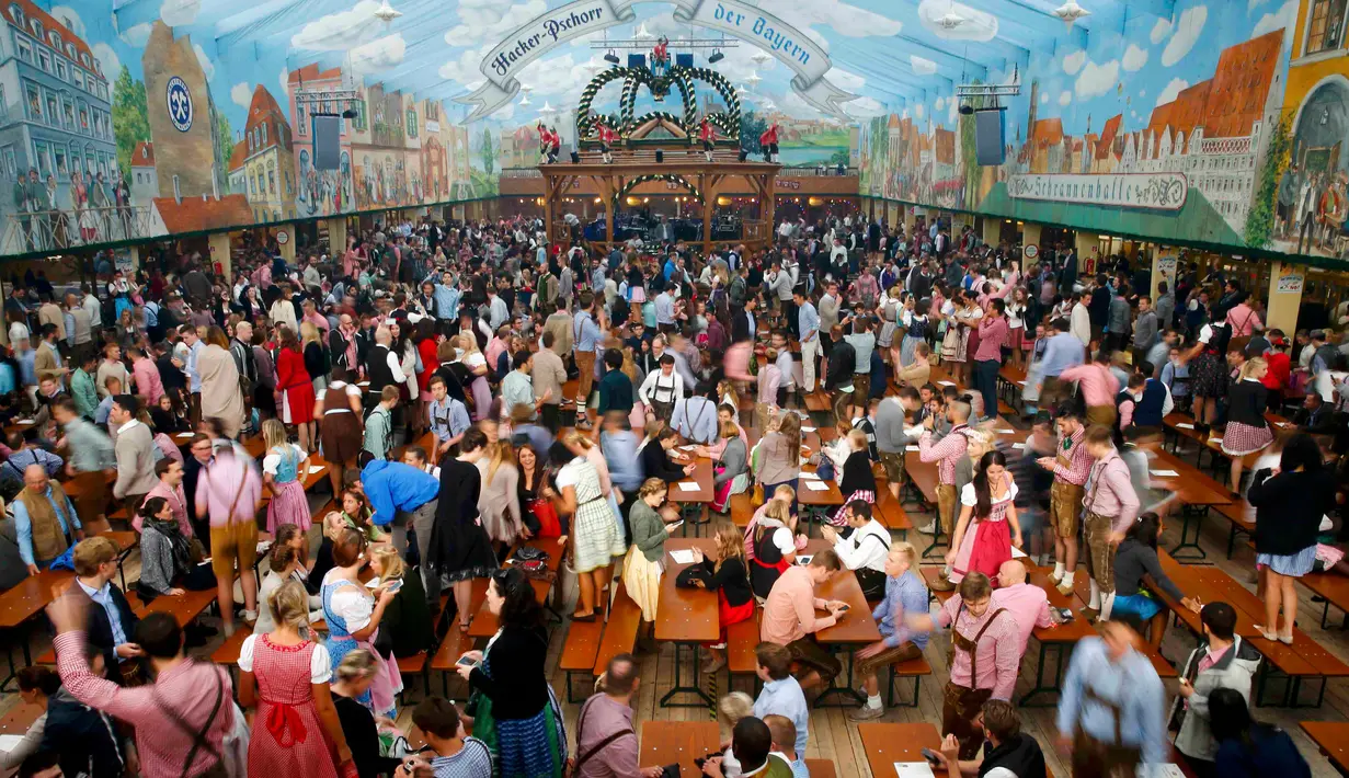 Pengunjung berada di dalam tenda merayakan pembukaan 182 Oktoberfest di Munich, Jerman (19/9/2015.) Jutaan peminum bir akan datang ke ibukota Bavaria selama dua minggu untuk 182th Oktoberfest. (REUTERS/Michael Dalder)