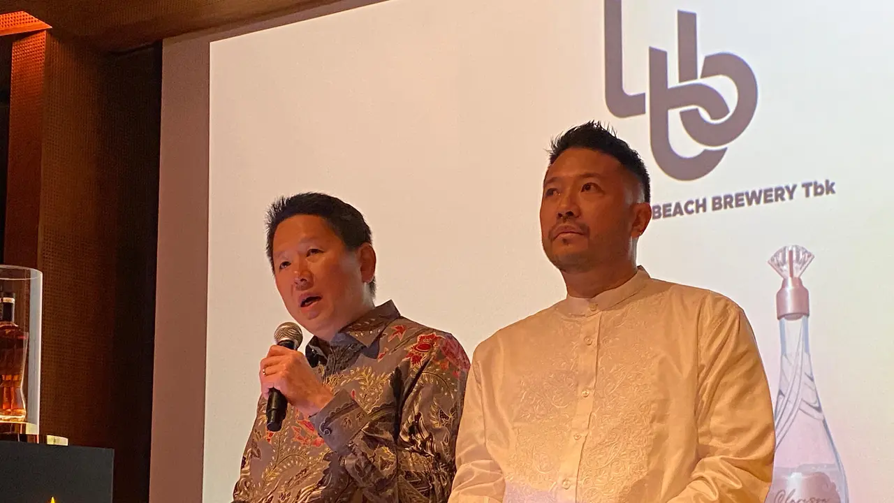 Direktur Utama PT Lovina Beach Brewery Tbk, Bona Budhisurya (Kiri). (Liputan6.com/Nasrul Faiz)