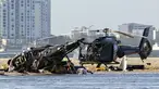 Dua helikopter yang hancur terlihat di pasir di lokasi tabrakan dekat Seaworld, di Gold Coast, Australia, Senin, 2 Januari 2023. Dua helikopter bertabrakan di udara menewaskan empat orang termasuk sepasang suami istri dari Inggris dalam kecelakaan yang menarik bantuan darurat dari pengunjung pantai selama musim panas. (Dave Hunt/AAP Image via AP)