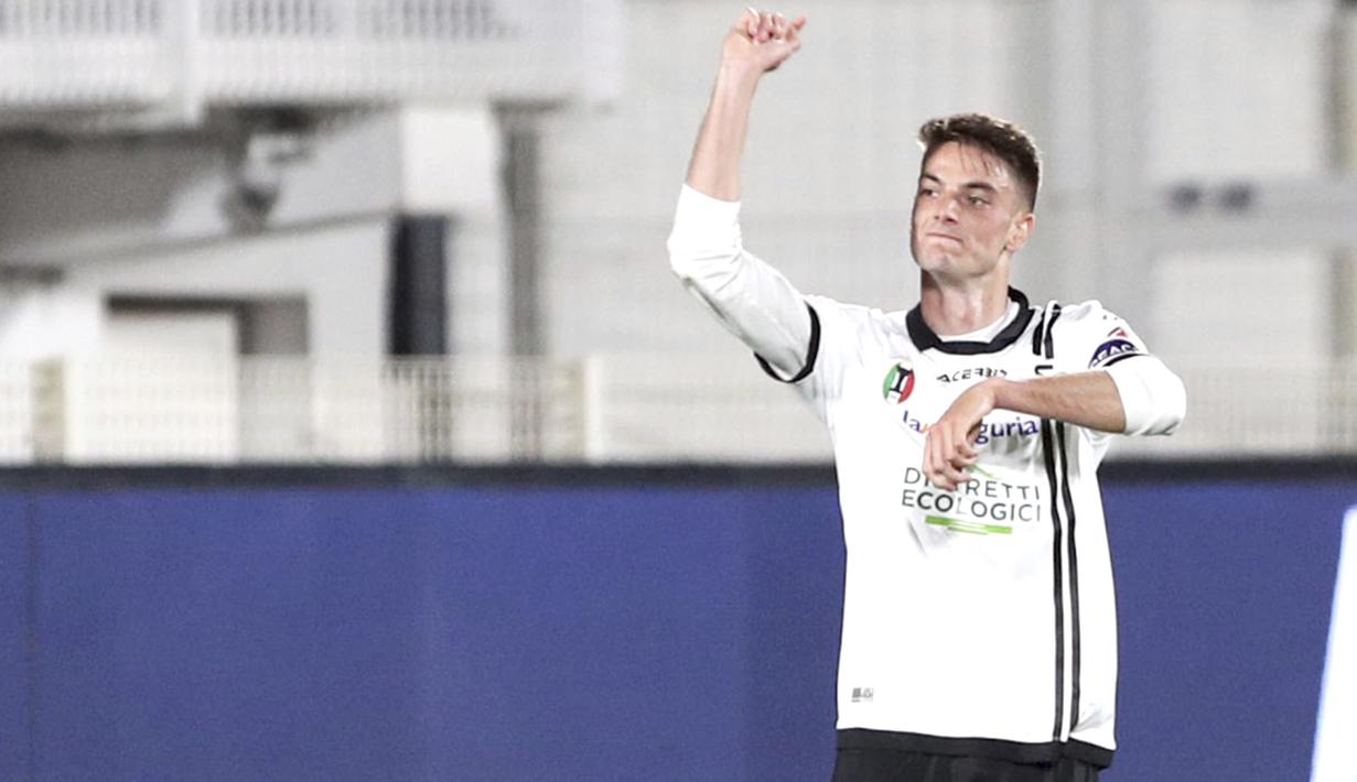Pemain Spezia Giulio Maggiore melakukan selebrasi usai mencetak gol ke gawang Inter Milan pada pertandingan Serie A di Stadion Alberto Picco, Spezia, Italia, 15 April 2022. Inter Milan menang 3-1. (Tano Pecoraro/LaPresse via AP)