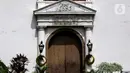 Pintu Gereja Sion yang berada di sudut Jalan Pangeran Jayakarta, Taman Sari, Jakarta Barat, Jumat (23/12/2022). Gereja Sion atau dikenal juga dengan nama Portygeesche Buintenkerk yang usianya mencapai 326 tahun. Namanya Gereja Portugis, bukan berati didirikan oleh orang Portugis, melainkan orang Belanda. Setelah Indonesia Merdeka, Portugreesche Buitenkerk berganti nama menjadi Gereja Portugis. (Liputan6.com/Johan Tallo)