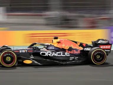 Max Verstappen berhasil menjadi jawara pada balapan F1 GP Arab Saudi di Sirkuit Jeddah Corniche pada Senin (29/3/2022). Ia memenangi duel dengan pembalap Ferrari, Charles Leclerc yang finis kedua. (AP/Hassan Ammar)