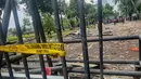 Tidak hanya halte, pagar pembatas gedung DPR juga menjadi sasaran amuk massa. (merdeka.com/Arie Basuki)