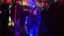 Orang-orang menghadiri pertunjukan cahaya malam di Lyon, Prancis tengah, Rabu (8/12/2021). Jutaan orang diperkirakan akan menghadiri acara Festival of Lights selama empat hari di kota itu. (AP Photo/Laurent Cipriani)