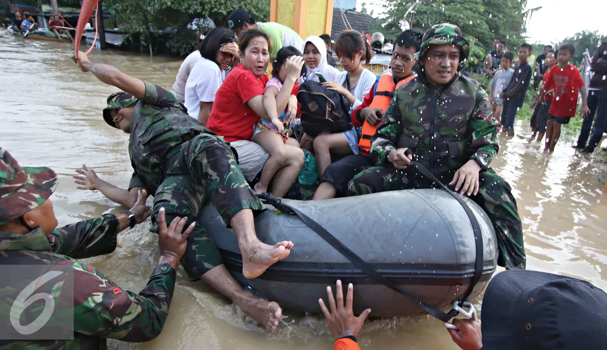 Banjir di Perumahan Pondok Gede Permai, Bekasi membuat warga terpaksa diungsikan ke tempat yang lebih aman akibat ketinggian air yang mencapai atap rumah Jawa Barat, Kamis (21/4). (Liputan6.com/Immanuel Antonius)