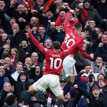Pemain Manchester United, Benjamin Sesko dan Matheus Cunha, melakukan selebrasi setelah mencetak gol ke gawang Aston Villa di pekan ke-30 Liga Inggris 2025/2026 di Old Trafford, Minggu (15/03/2026) malam WIB. (AP Photo/Dave Thompson)