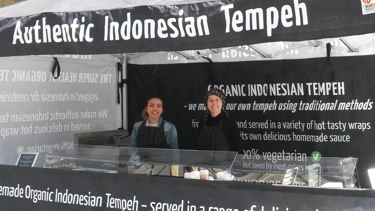 Buka Warung, Pria Bule Ini Jualan Tempe di London