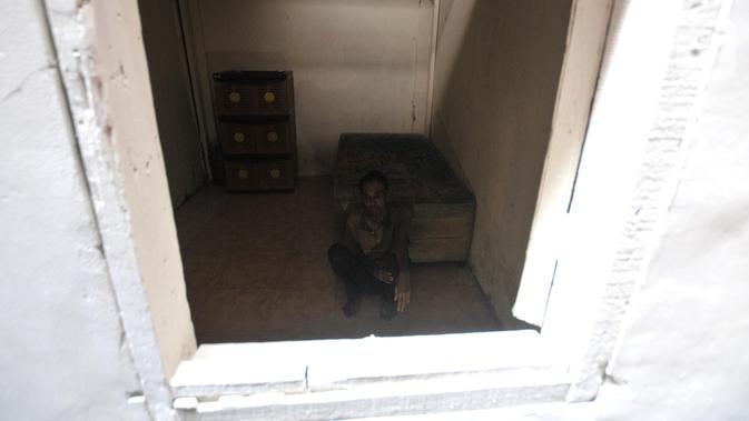 Sejak itu, Kudus yang masih berstatus lajang bersama kedua adiknya terpaksa beraktivitas di rumah tanpa adanya listrik.(merdeka.com/Iqbal Nugroho)