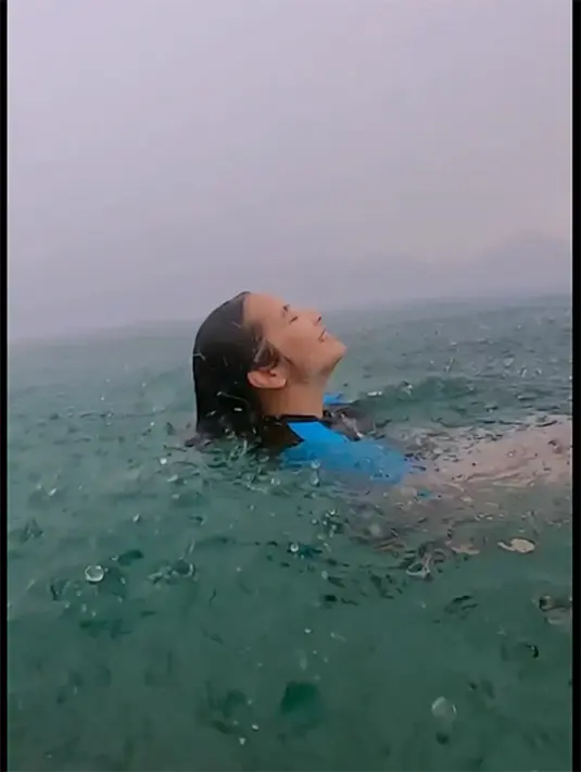 "I find peace in the rain (Aku menemukan kedamaian di tengah hujan)," tulis prillylatuconsina96 sebagai keterangan video. [Instagram/prillylatuconsina96]