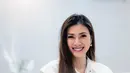 Warna putih merupakan warna yang cocok jika dipadukan dengan warna lainnya. Tak heran jika Demmy Febriana juga sering terlihat mengenakan baju warna putih, mulai dari simpel dress sampai blouse. Melalui laman Instagramnya, bintang sinetron Oh Ternyata tahun 2013 ini sering unggah potret penampilannya dengan gaya berpakaian yang bisa jadi inspirasi. (Liputan6.com/IG/@demmyfebriana)