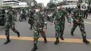 Mayjen TNI Dudung Abdurachman bersama Marinir AL saat menghalau massa usai terjadi pelemparan batu di Jalan MH, Thamrin, Jakarta, Selasa (13/10/2020). Massa pengunjuk rasa yang menolak Omnibus Law UU Cipta Kerja akhirnya dibubarkan aparat.(merdeka.com/Arie Basuki)