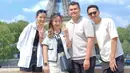 Kevin Menzel, kakak dari Sarah Menzel akhirnya melamar sang kekasih saat mereka sedang liburan di Paris. Momen lamaran tersebut juga disaksikan oleh Sarah dan Azriel Hermansyah. Sama-sama dilamar, Sarah dan Chintya Angelina pun pamer cincin bareng yang tersemat di jari manis masing-masing. (Liputan6.com/IG/@kvin_menzel)