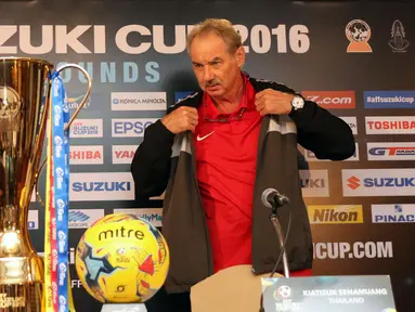 Pelatih Timnas Indonesia, Alfred Riedl bersiap memberi keterangan jelang final kedua Piala AFF 2016 di Bangkok, Thailand, Jumat (16/12). Indonesia akan melakoni final kedua  Piala AFF 2016 melawan Thailand. (Liputan6.com/Helmi Fithriansyah)
