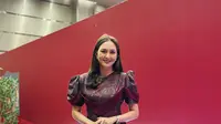Donna Agnesia terlihat anggun dengan midi dress batik berwarna marun keunguan. Tampilan mature Donna ditutup dengan heels double sling [@dagnesia]