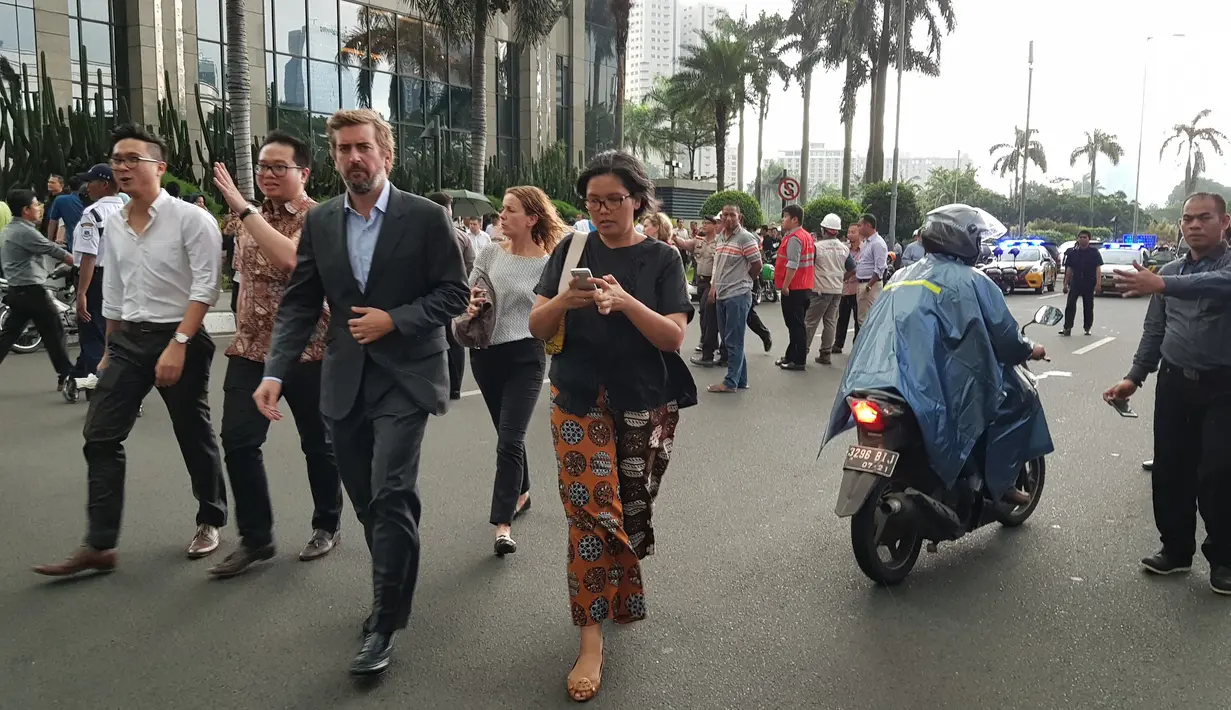 Sejumlah karyawan berhamburan keluar kantor Bursa Efek Indonesia (BEI) saat balkon lantai 1 bangunan ambruk, Jakarta, Senin (15/1). (Liputan6.com/Herman Zakharia)
