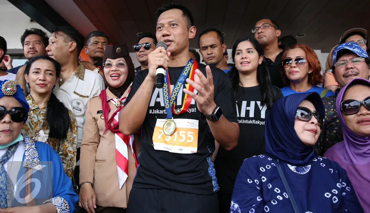 Calon Gubernur DKI Jakarta Agus Harimurti Yudhoyono menyapa warga Jakarta usai mengikuti lomba lari di Car Free Day (CFD), Senayan, Minggu (2/10). (Liputan6.com/Johan Tallo)