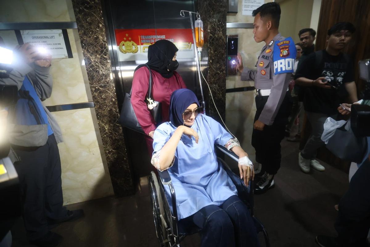 FOTO:  Berkursi Roda, Dokter Detektif Penuhi Panggilan Polres Jakarta Selatan
