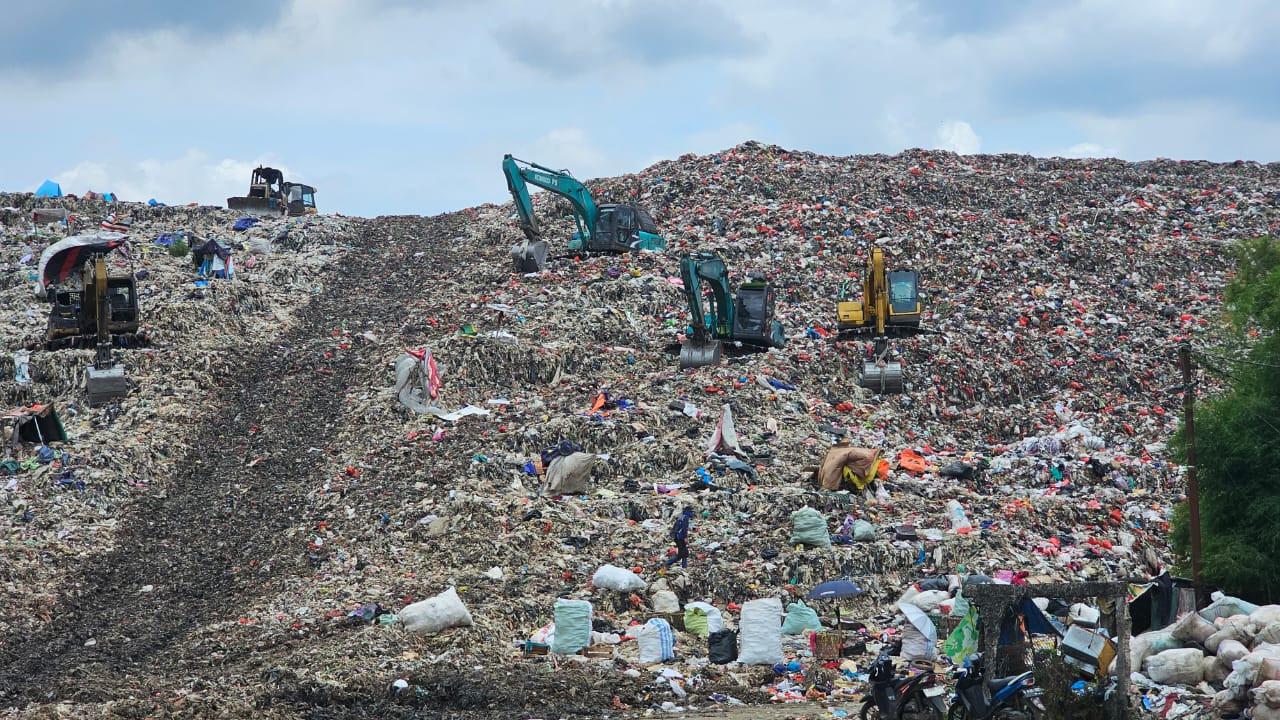 Gunungan sampah yang berada di TPA Cipayung, Depok