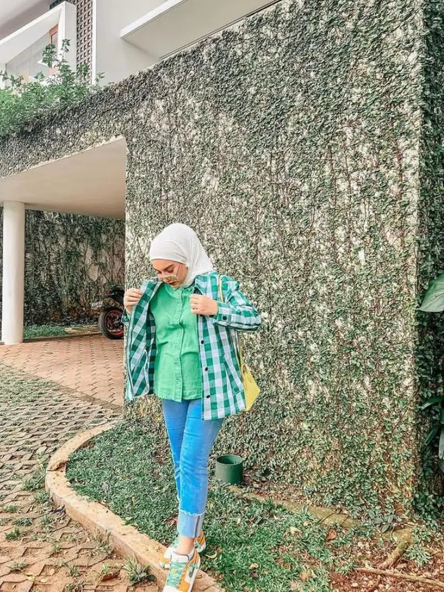 7 Potret OOTD Bumil Irish Bella yang Selalu Tampil Cantik dan Stylish