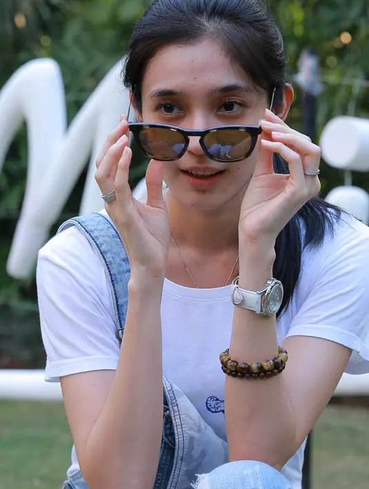 '"Iya dong, perempuan cari kacamata yang oke, salah satunya buat fashion, harus sama dengan bentuk muka,' papar Dhini. (Galih W.Satria/Bintang.com)