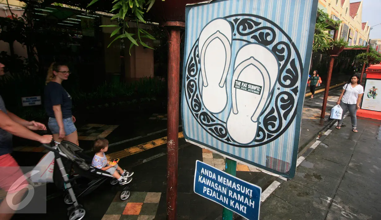 Pejalan kaki melintas di kawasan pedestrian Malioboro,Yogyakarta, Jumat (8/4). Sejak bebas dari parkir kendaraan bermotor, kawasan tersebut tampak lebih bersih dan rapi. (Liputan6.com/Boy Harjanto)