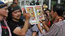 Salah seorang seniman meminta Jokowi menandatangi poster bergambar capres nomor urut dua tersebut, Bandung, Rabu (11/6/14). (Liputan6.com/Herman Zakharia)