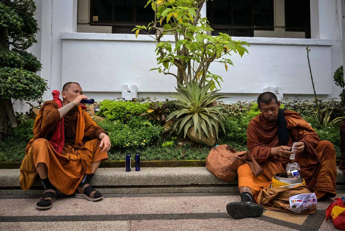 FOTO: Biksu Empat Negara Jalan Kaki Menuju Borobudur Suarakan Perdamaian