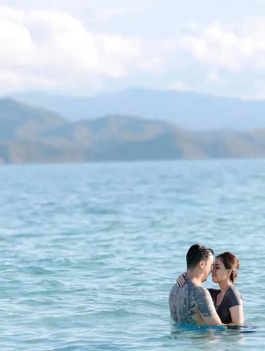 Saking romantisnya, mereka tak malu mengumbar kemesraan saat berlibur di Palu kala itu. Seperti foto ini, Rendy dan Lady terlihat saling berhadapan penuh cinta dan kasih sayang