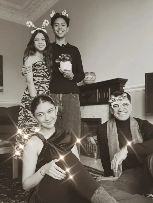 8 Gaya Kompak Keluarga Artis di Pemotretan Bertema Natal 2024, dari Asmirandah hingga Rianti Cartwright