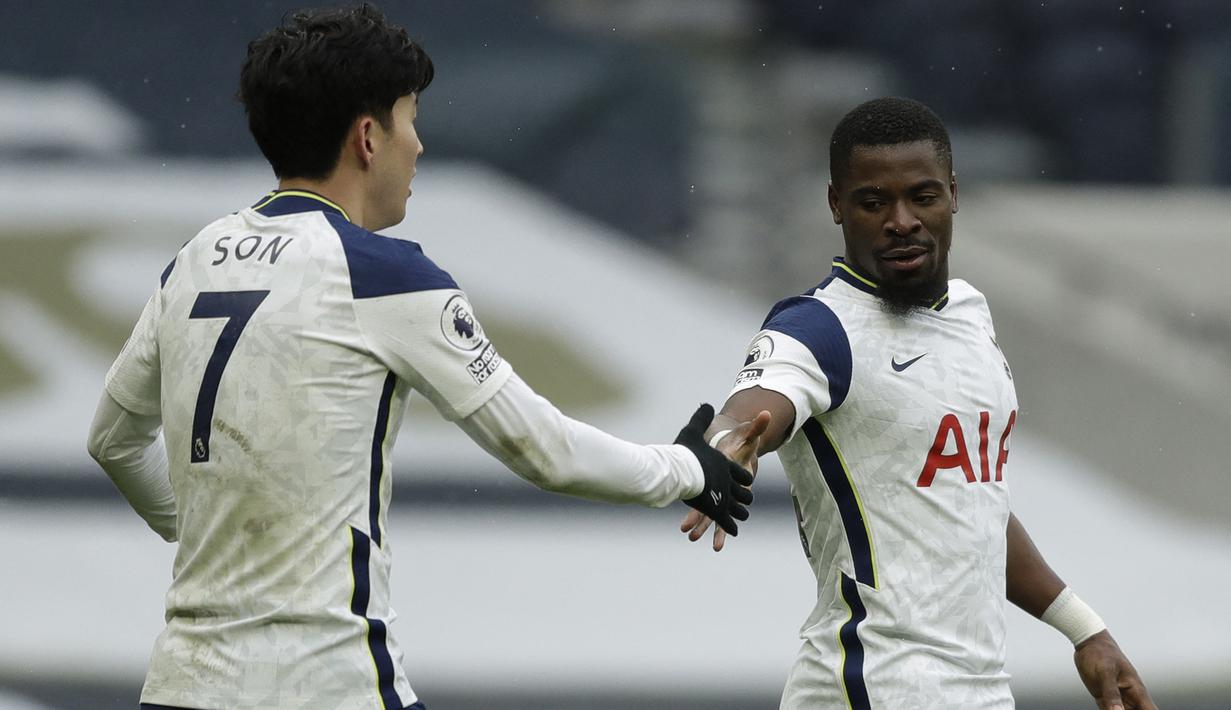 Serge Aurier. Pemain asal Pantai Gading yang awal musim 2021/2022 ini mulai memperkuat Villarreal usai 4 musim berseragam Tottenham Hotspur sejak 2017/2018, dilahirkan 24 Desember 1992 di Ouragahio jelang perayaan Natal. Ia sendiri tak merayakan Natal karena menganut Islam. (AFP/Pool/Matt Dunham)