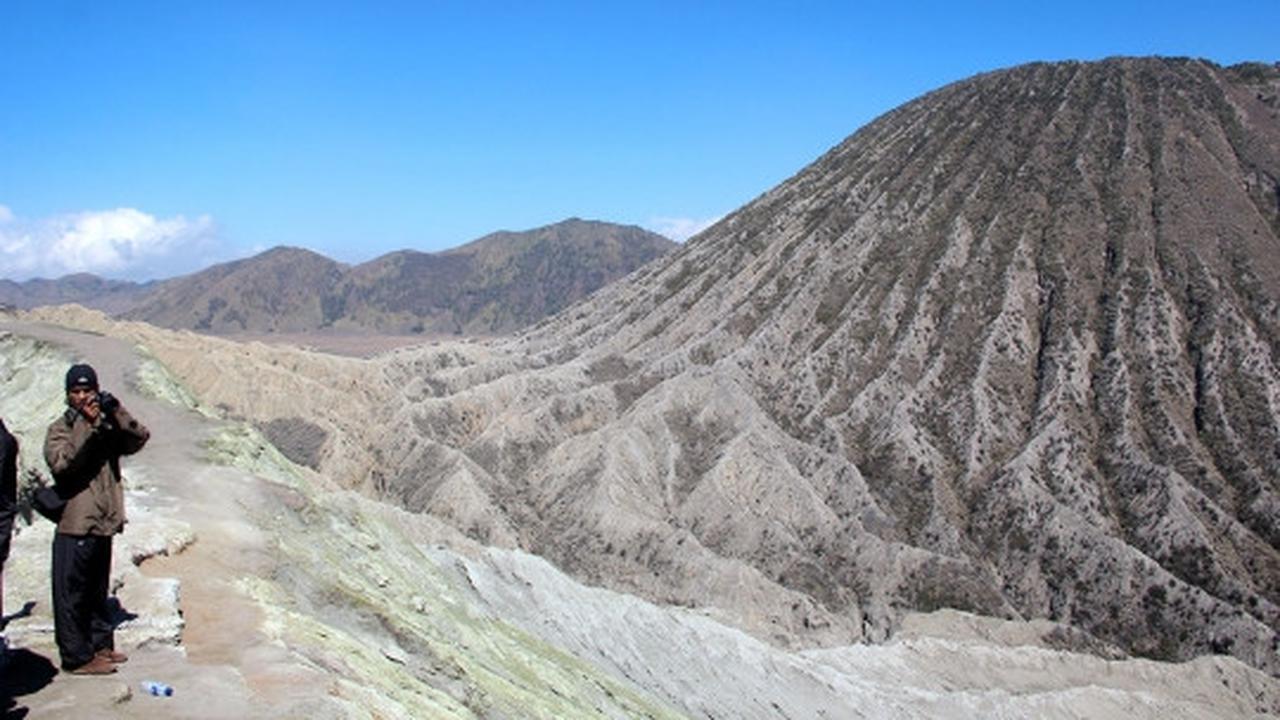 Melihat pesona kawah Gunung Bromo lebih dekat
