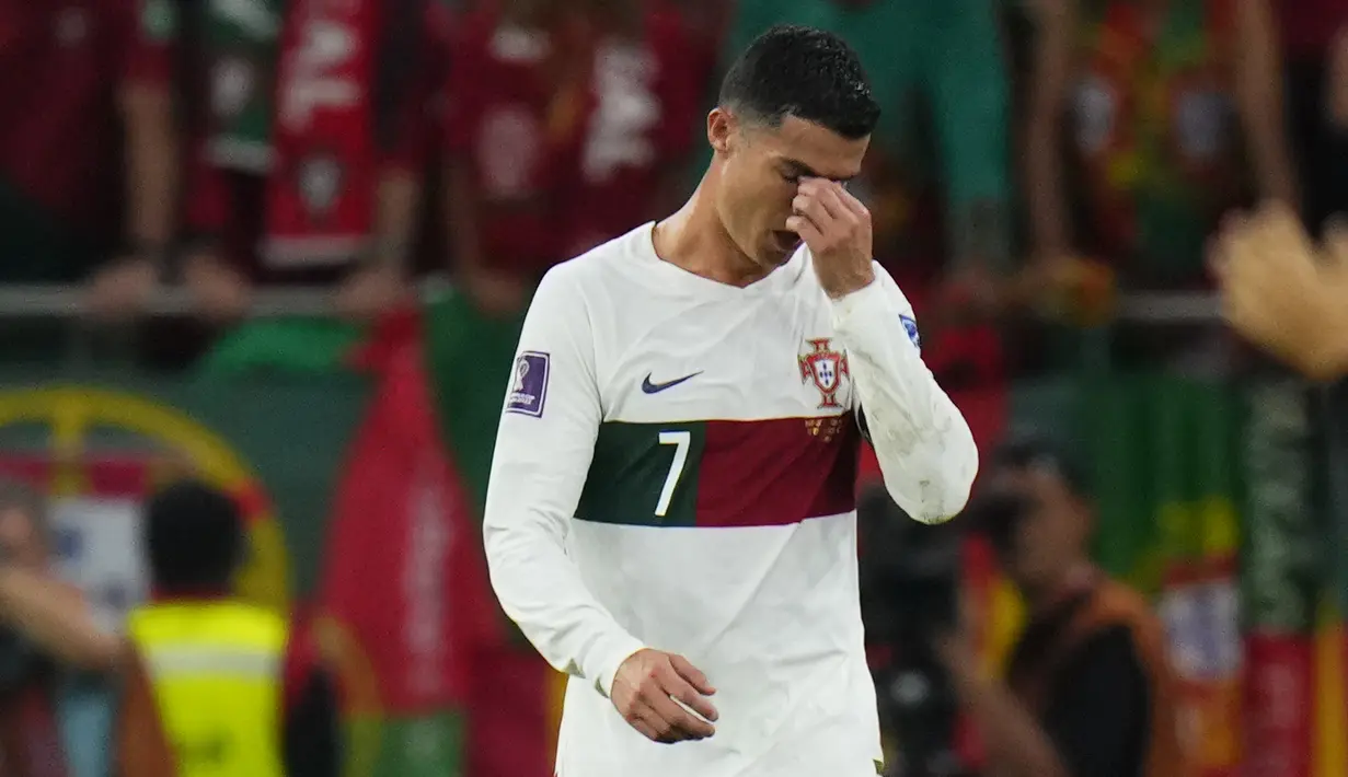 Reaksi penyerang Portugal #07 Cristiano Ronaldo setelah timnya kalah atas Maroko pada pertandingan perempat final Piala Dunia 2022 kontra Maroko di Stadion Al-Thumama di Doha, Sabtu (9/12/2022). Ronaldo tak kuasa menahan rasa sedih dan tangis. Sebab, dia kembali gagal membawa Portugal menjadi juara Piala Dunia. (AP Photo/Petr David Josek)
