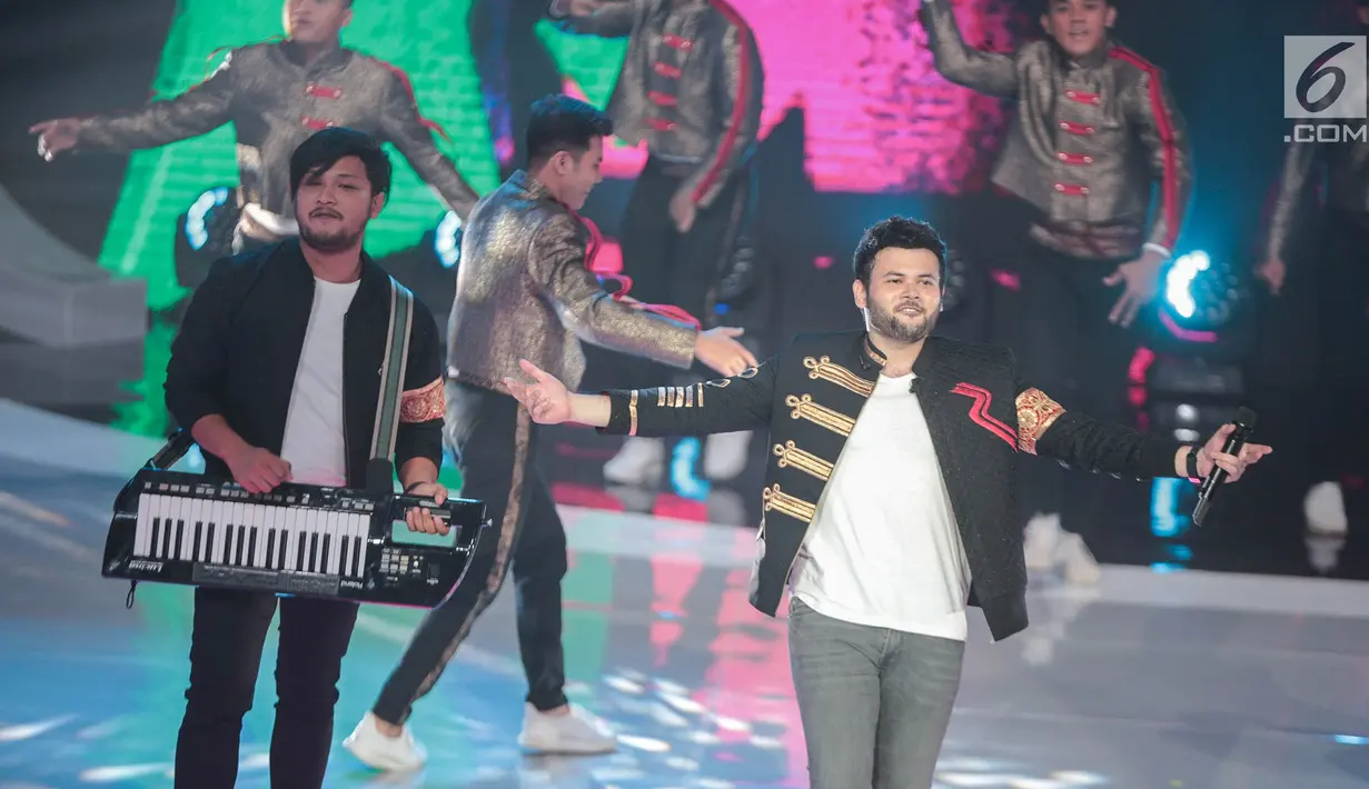 Gaya pedangdut Ridho Rhoma saat tampil dalam acara Indonesian Dangdut Awards 2018 di Studio 5 Indosiar, Jakarta, Jumat (12/10). Ridho membawakan lagu Let's Have Fun Together. (Liputan6.com/Faizal Fanani)