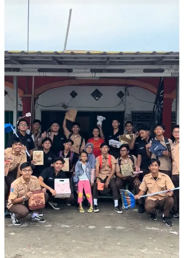 Aksi Keren Geng SMA Beri Hadiah untuk Ibu Pemilik Warung Tongkrongan, Bikin Haru