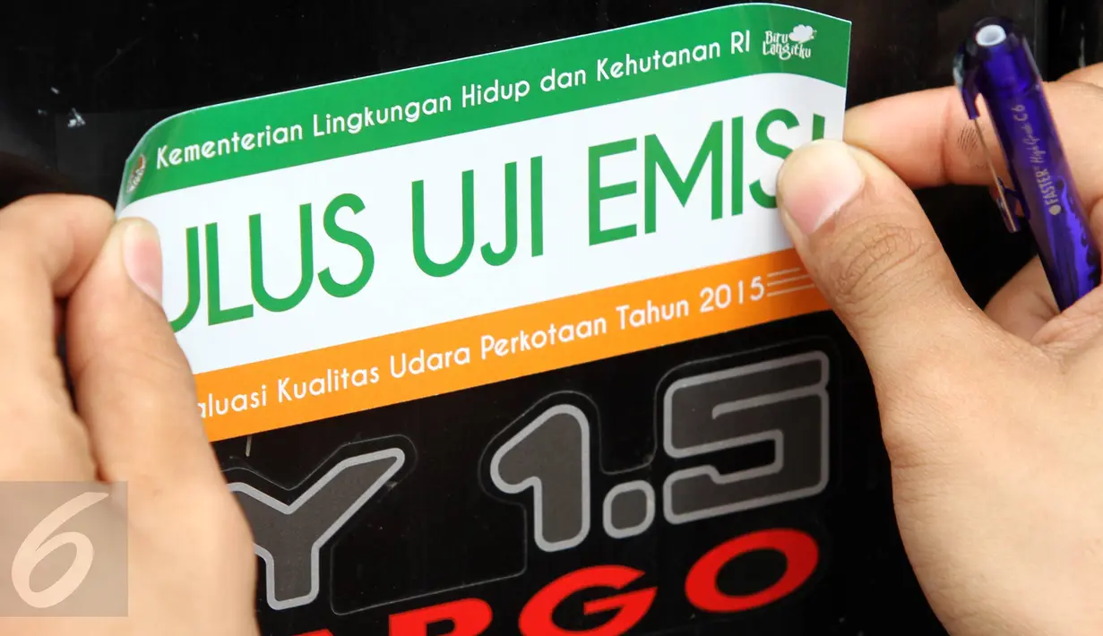 Petugas menempelkan stiker lulus uji emisi pada sebuah mobil yang telah lulus uji emisi di Jalan Proklamasi, Jakarta, Selasa (6/10/2015). Uji emisi gratis tersebut bertujuan untuk mengevaluasi kualitas udara perkotaan. (Liputan6.com/Immanuel Antonius)